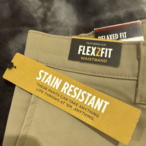 LEE Pants Mens 30x32 Chino Total Freedom Relaxed Fit Straight Khaki Stretch NWT - Picture 2 of 10